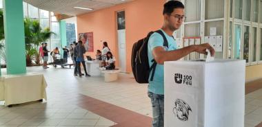Los estudiantes de las facultades 3 y 4 ejercieron su derecho al voto en las urnas desde bien temprano.