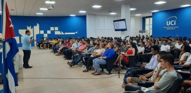 Con la conferencia "Las vacunas cubanas, estado actual y perspectivas futuras" impartida por el destacado científico Yury Valdés Balbín inició la Jornada Científica Estudiantil en la UCI. Foto: Osmel Batista Tamarit