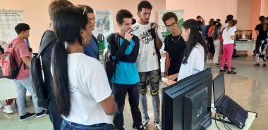 En el ámbito de la Jornada Científica Estudiantil se expusieron productos de los Centros de desarrollo de la UCI. Foto: Osmel Batista Tamarit