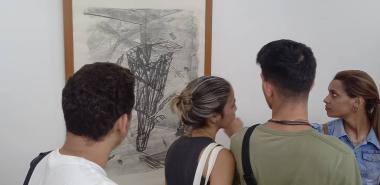 El público presente en la Galería del Centro Cultural Wifredo Lam visualizó las obras performáticas del artista cubano.