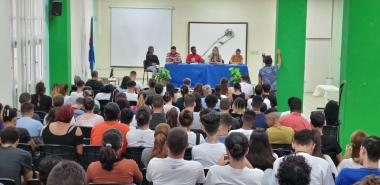 Los pinos nuevos de la Universidad debatieron acerca de la estrategia de la organización de vanguardia.