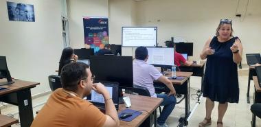 Los estudiantes de la Universidad de Santiago de Cali en Colombia culminaron su primer período de aprendizaje como parte del Diplomado de Ciberseguridad. Foto: Osmel Batista Tamarit
