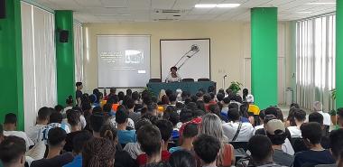 La conferencista abordó el uso de la interseccionalidad en la construcción de imágenes que emplean los movimientos sociales de América Latina en las redes sociales. Foto: Héctor Elider González Rodríguez