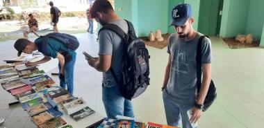 Estudiantes y profesores visitan la exposición de libros Ecos de la Feria en los bajos del docente José Martí.