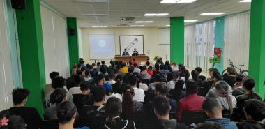 Los directivos de la UCI ofrecieron la bienvenida oficial a los recién graduados en adiestramiento.