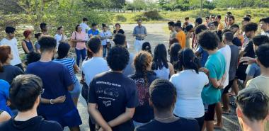 Miembros del Consejo Universitario dialogan con los estudiantes en la beca.