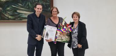 La doctora en Ciencias Pedagógicas, Nilda Delgado Yanes, recibió de manos del Rector, el reconocimiento como profesora consultante de esta casa de altos estudios. Foto: Cortesía de la entrevistada