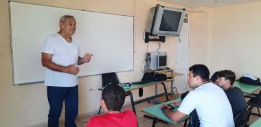 José Germán Sánchez González se siente realizado cuando comparte sus conocimientos con sus estudiantes. Fotos: Osmel Batista Tamarit