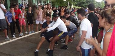 La participación de los muchachos en la tracción de la soga se adueñó del Festival Deportivo. 