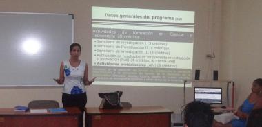 La Dra.C. Roxana Cañizares, directora de Educación de Posgrado en la UCI, presentó a los egresados el informe preliminar de la Maestría de Informática avanzada para su acreditación por la JAN
