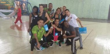 El profesor Joel Navarro (abajo, a la derecha) junto al equipo UCI que participó en el evento FITT-Cuba 2017
