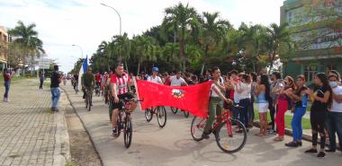 Cadetes y oficiales del Minfar que efectuaron bicicletada desde la Unidad Militar 2642 de El Chico, llegan a la Plaza Mella de la UCI.
