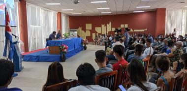 Carlos Alberto Cremata sostuvo un encuentro con estudiantes, trabajadores y profesores sobre la influencia del ideario martiano en los proyectos sociales y culturales de su grupo artístico.