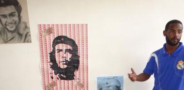 Sael Álvarez y su obra Homenaje al Che, que le mereció el Oro en el último Festival Provincial de Artistas Aficionados de la FEU