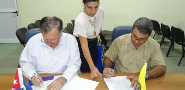 El rector de la UCI,Dr.C. Walter Baluja García y su homólogo ecuatoriano,Dr.C. Vicente Véliz Briones, firmaron un convenio de colaboración