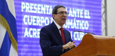 El canciller cubano denunció que el eje central de esta operación contra el país está organizado desde centros de poder en Estados Unidos, en ejercicio de la política oficial del Gobierno estadounidense y con la intervención de altos funcionarios de la Casa Blanca, del Departamento de Estado y de otras agencias. El canciller cubano denunció que el eje central de esta operación contra el país está organizado desde centros de poder en Estados Unidos, en ejercicio de la política oficial del Gobierno estadounidense y con la intervención de altos funcionarios de la Casa Blanca, del Departamento de Estado y de otras agencias.