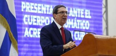 El canciller cubano denunció que el eje central de esta operación contra el país está organizado desde centros de poder en Estados Unidos, en ejercicio de la política oficial del Gobierno estadounidense y con la intervención de altos funcionarios de la Casa Blanca, del Departamento de Estado y de otras agencias.