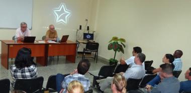 Los evaluadores se reunieron con los egresados del programa doctoral.