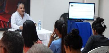 El Dr.C. Gabriel Lajús Barrabeitg durante la conferencia sobre drogas porteras, impartida en este centro de altos estudios.