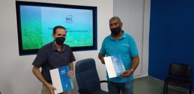 El rector de la UCI, Dr.C. Raydel Montesino Perurena y el licenciado Armando Cuesta Fuentes, director del Instituto Preuniversitario Urbano Rubén Martínez Villena firmaron el convenio de colaboración entre ambas instituciones.