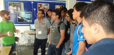 Los miembros de los equipos participantes en el XII Campamento Caribeño de Programación, visitaron el Salón de Exposiciones de Aplicaciones y Sistemas Informáticos de la UCI