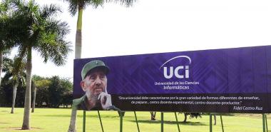 La valla que identifica a la Universidad de las Ciencias Informáticas, exhibe el concepto de Fidel del modelo de la UCI