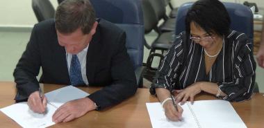 Dr Miriam Vladimir Vasilyev and Dr. Miriam Nicado García sign the collaboration agreements. Photo: YosbelFaleroVento