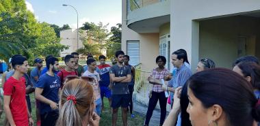 Miembros del Consejo Universitario intercambian con los estudiantes durante recorrido por la Residencia.