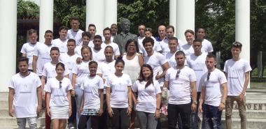 Foto Oficial, en la Plaza Mella, de los recién graduados de la Facultad de Ciencias y Tecnologías Computacionales