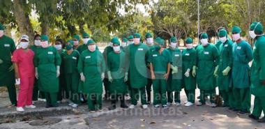 Grupo de primeros voluntarios UCI junto a personal de salud en el Centro de Aislamiento