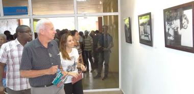 Presidente de la Editorial Ocean Sur en compañía de la Presidenta Nacional de la FEU, dejan abierta la exposición fotográfica dedicada al Che