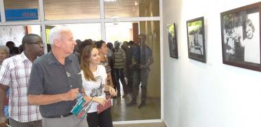 In the company of the FEU national president, Jennifer Bello Martínez, the president of Ocean Sur Publishing House, David Deutschmann, inaugurated the exhibition