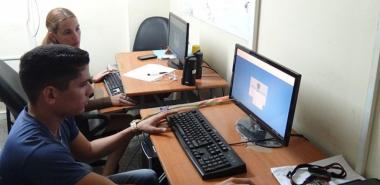 Jóvenes ingenieros de la Universidad de las Ciencias Informáticas, trabajan con ahínco para garantizar la calidad del Sistema de Gestión Electoral en Cuba