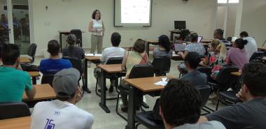 Tutores, oponentes y aspirantes a doctores en Ciencias Educativas reciben la conferencia sobre el uso de LaTeX, impartida por la Dr.C. Rosana Montes Saldado, de la Universidad de Granada