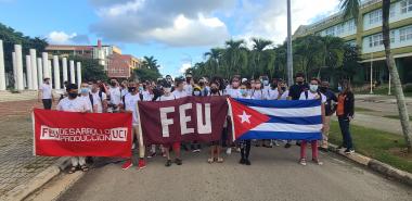 Los estudiantes de primer año de la Universidad participaron en la caminata hasta el sitial donde cayó en combate el Mayor General Antonio Maceo Grajales.