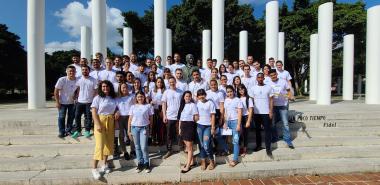 Los recién graduados dedican su acto de culminación de estudios al Líder de la Revolución.