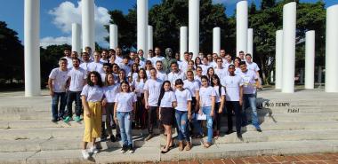 Los recién graduados dedican su acto de culminación de estudios al Líder de la Revolución.