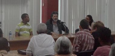 Abel Prieto Jiménez y Héctor Miguel Niles Ávalos durante el conversatorio con la comunidad universitaria.