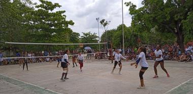 Momentos del enfrentamiento de voleibol entre la Facultad 1 y 2.