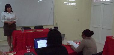 Minutos antes de obtener su Maestría en Informática Avanzada, la Ing. Naivy Pujol Méndez, presta atención a las valoraciones y preguntas que les realiza su oponente, Dr.C. Yeleny Zulueta Véliz