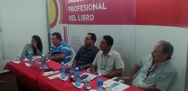 Segundo, de derecha a izquierda, Raynel Batista Téllez, metodólogo de la Dirección de Ciencia, Tecnología e Innovación de la UCI, participa en el panel sobre el libro digital en Cuba de la XXVII Feria Internacional del Libro de La Habana