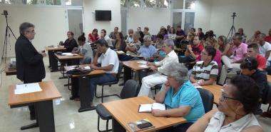 El Decano de la Facultad de Ciencias de la Educación de la Universidad de Sevilla en España, tutor de tesis doctorales en la UCI, dicta conferencia magistral en esta institución