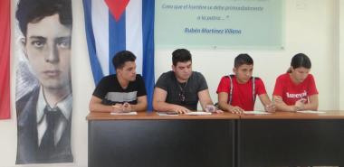 Presiden dirigentes de la FEU apertura del Fórum de Historia en la Facultad 2
