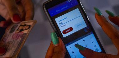 Persona utiliza la aplicación Portero en su celular
