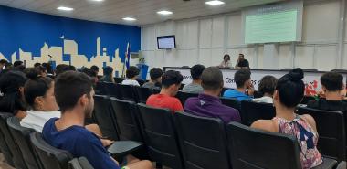 En el encuentro de directivos con Alumnos Ayudantes y los miembros de la Tarea Educando por amor, trascendió que más de cien estudiantes de la UCI están involucrados en el proceso de enseñanza en los Preuniversitarios y Secundarias Básicas en La Lisa.