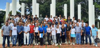 En foto colectiva el Contingente energético juvenil universitario de la UCI recién abanderado, junto a invitados al acto.