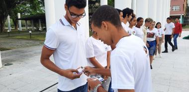 En el acto de conmemoración por el 4 de Abril, jóvenes reciben carné de la UJC de manos de miembros del Comité de la organización en la UCI. Foto: Osmel Batista Tamarit