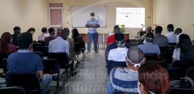 El Rector Walter Baluja conversa con los estudiantes angolanos antes de comenzar el taller de tesis