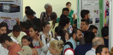 Los docentes asistieron masivamente al Salón Me dicen Cuba para conocer las propuestas expuestas en los carteles