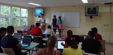 Estudiantes exponiendo en II Jornada Científica Estudiantil